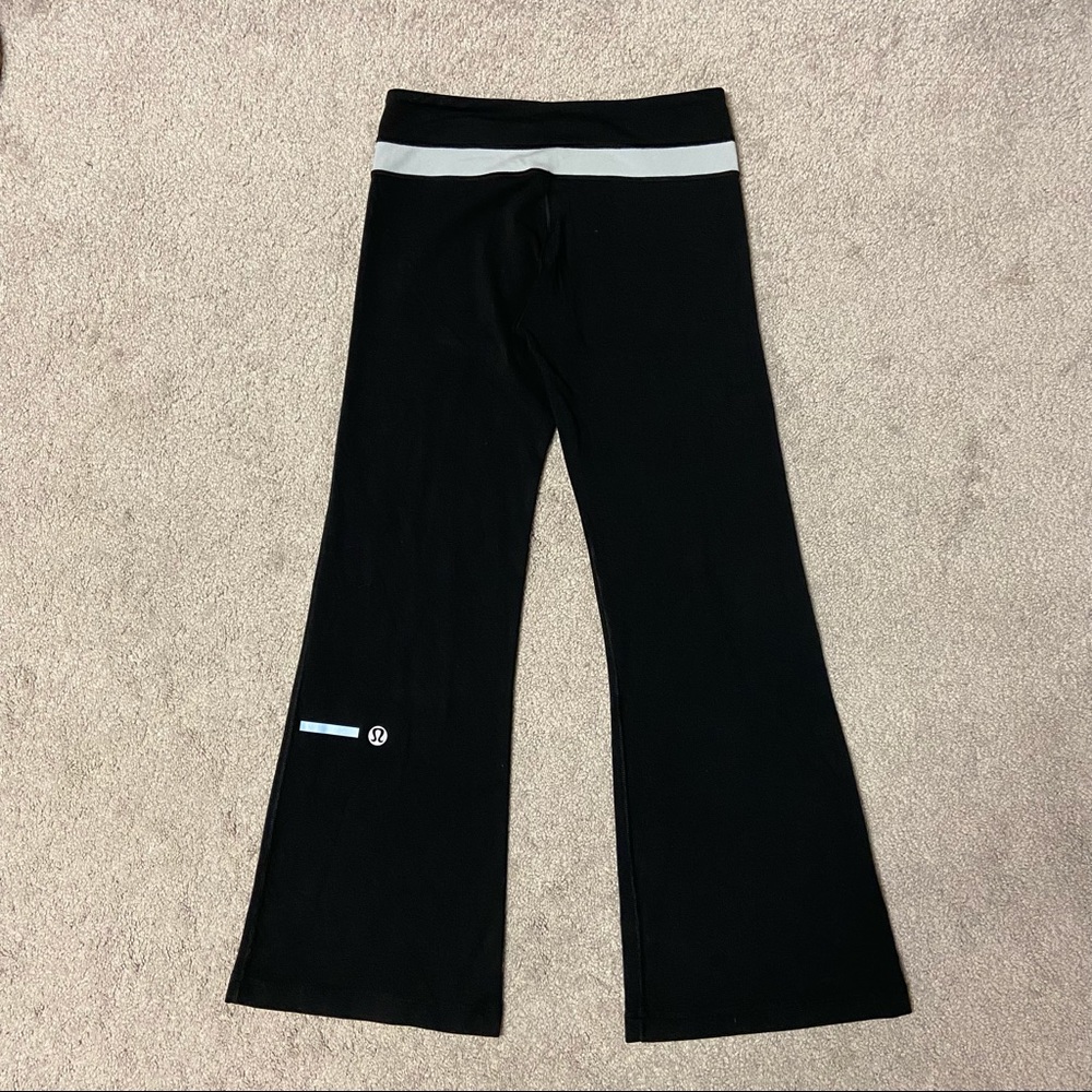 SOLD! LULULEMON Women’s Black Flare Yoga Pants Size 6 - Picture 4 of 8
